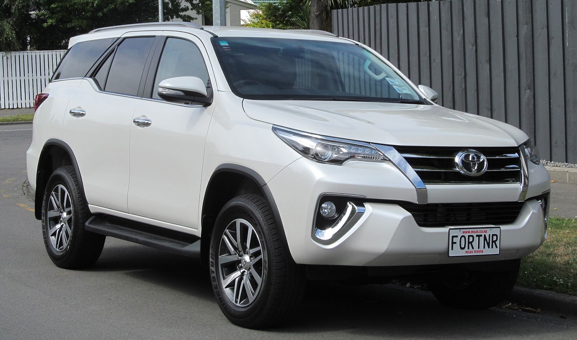 1920px-2015_Toyota_Fortuner_(New_Zealand)